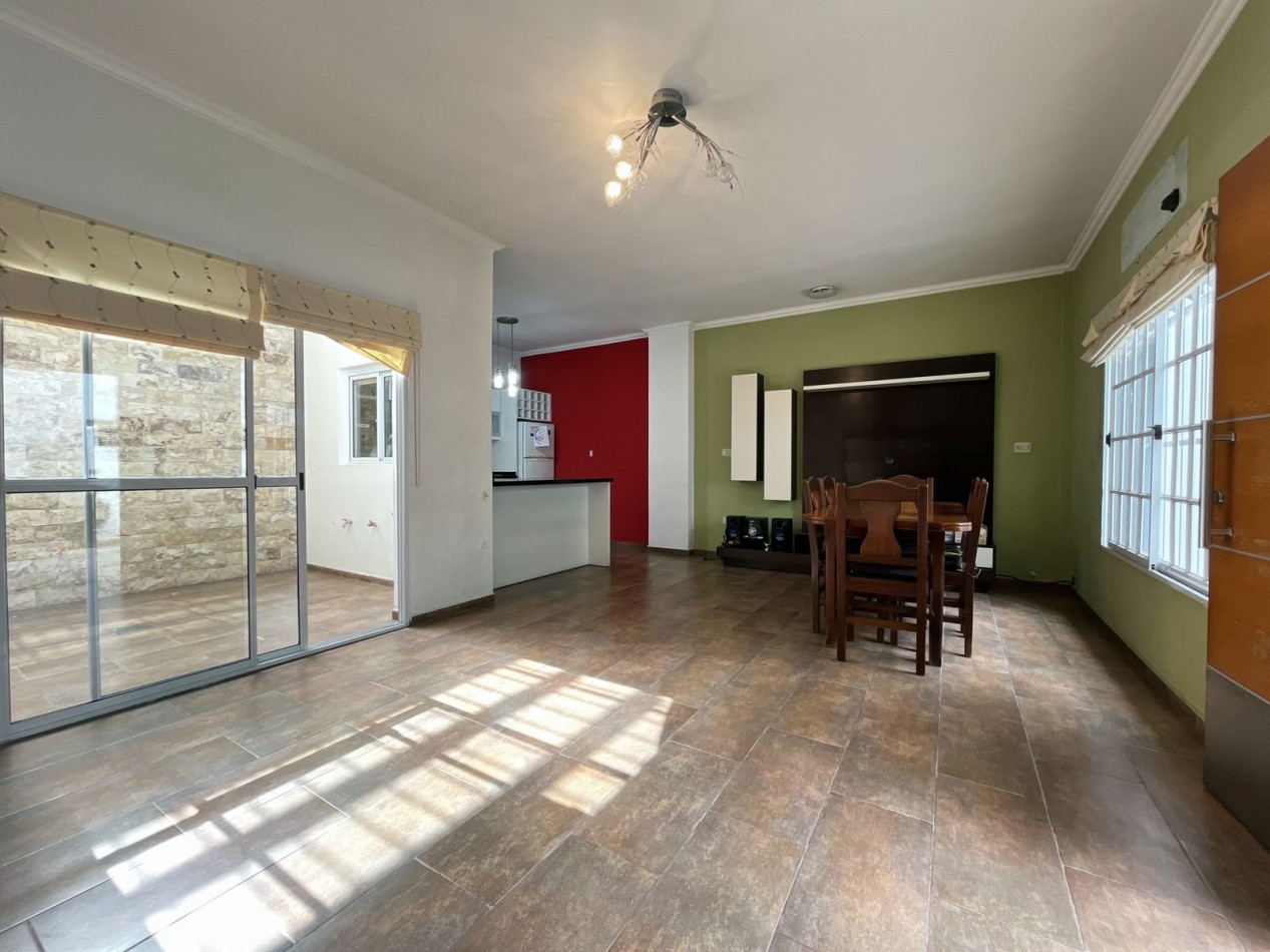 Casa de 4 ambientes con local en venta - Rafael Castillo