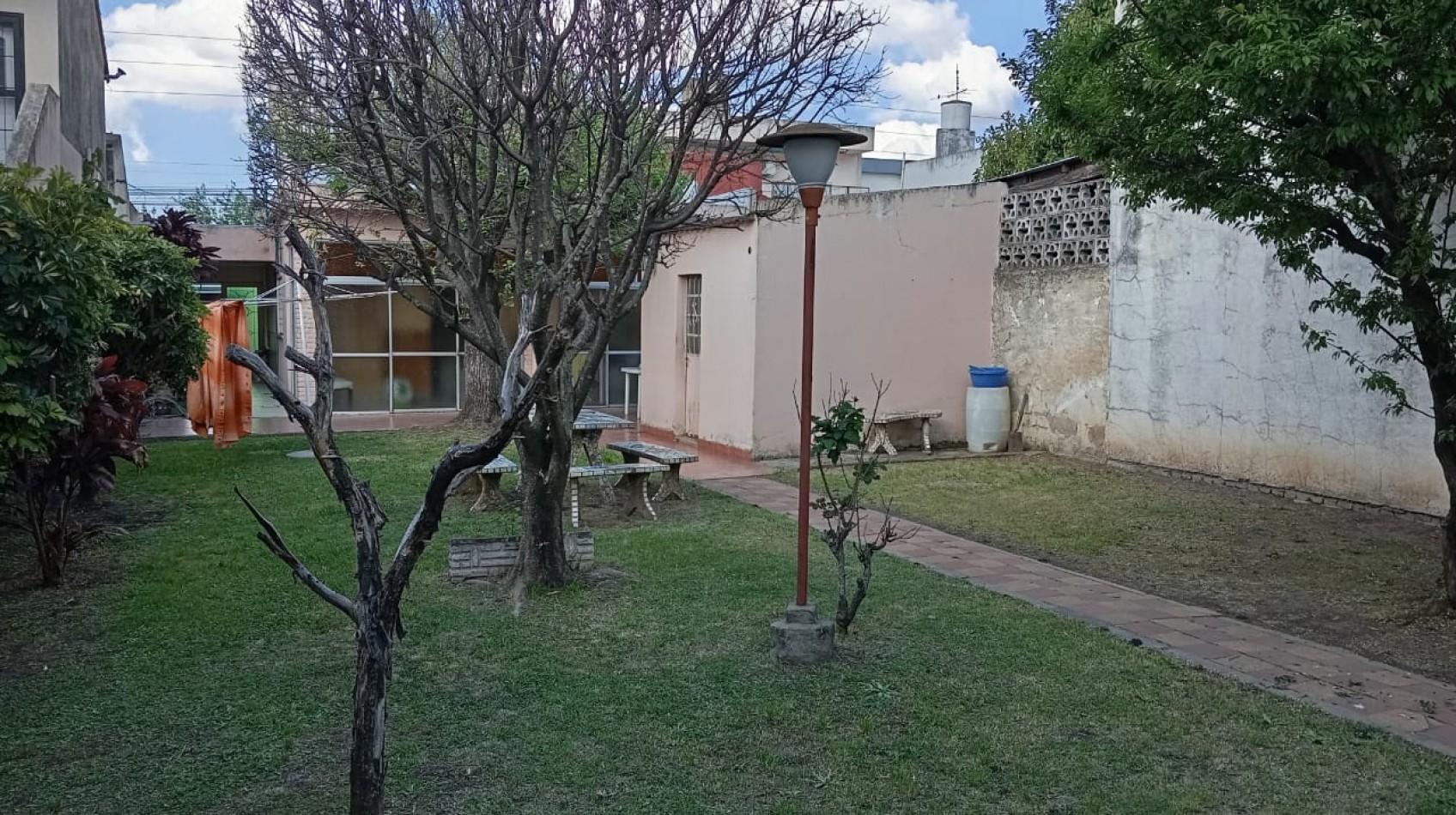 Casa de 3 ambientes con locales - Moron - ideal inversor