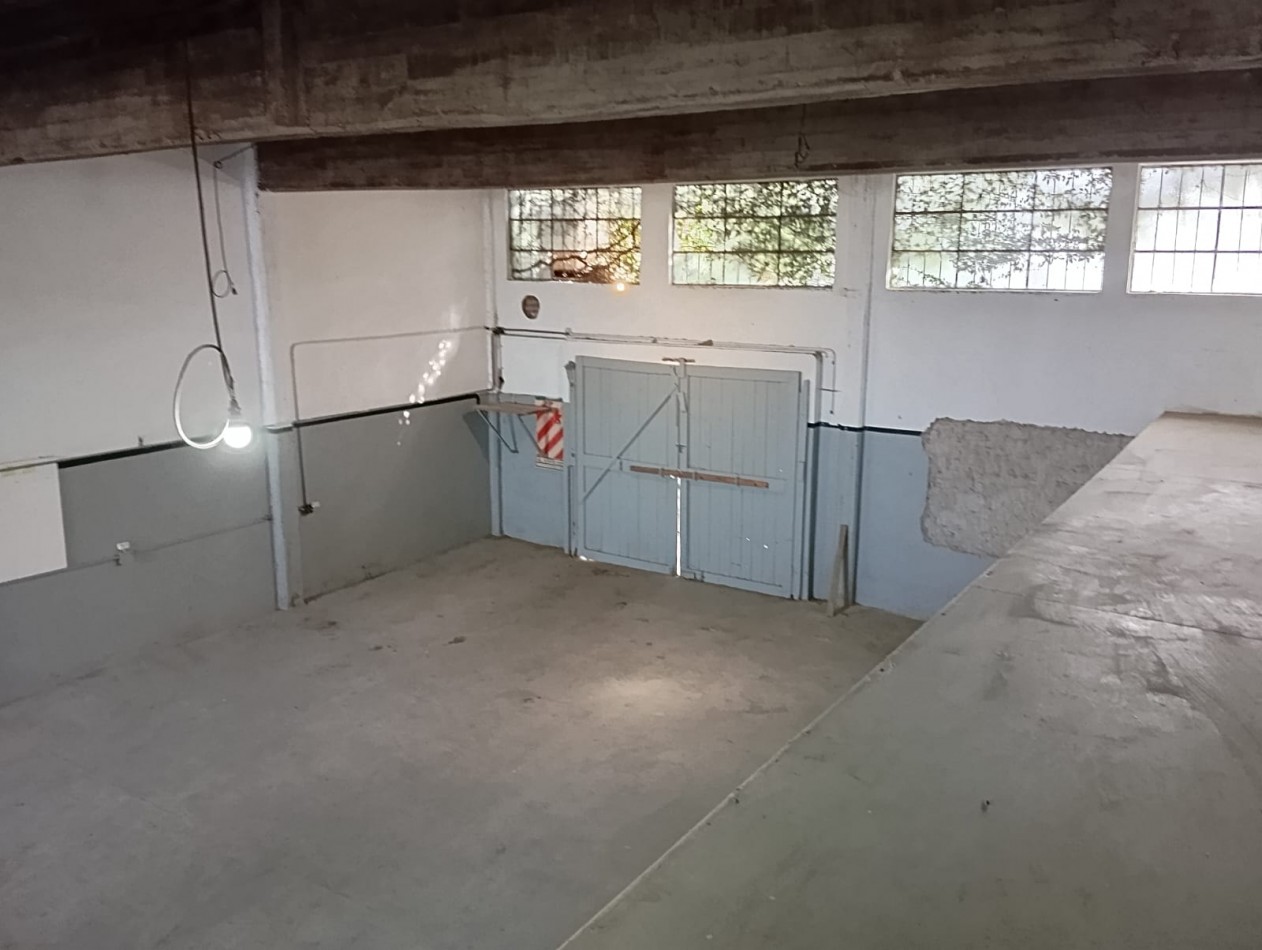 Galpon de 150 metros² con oficina ubicado a 200 metros de Aguero y Don Bosco. 