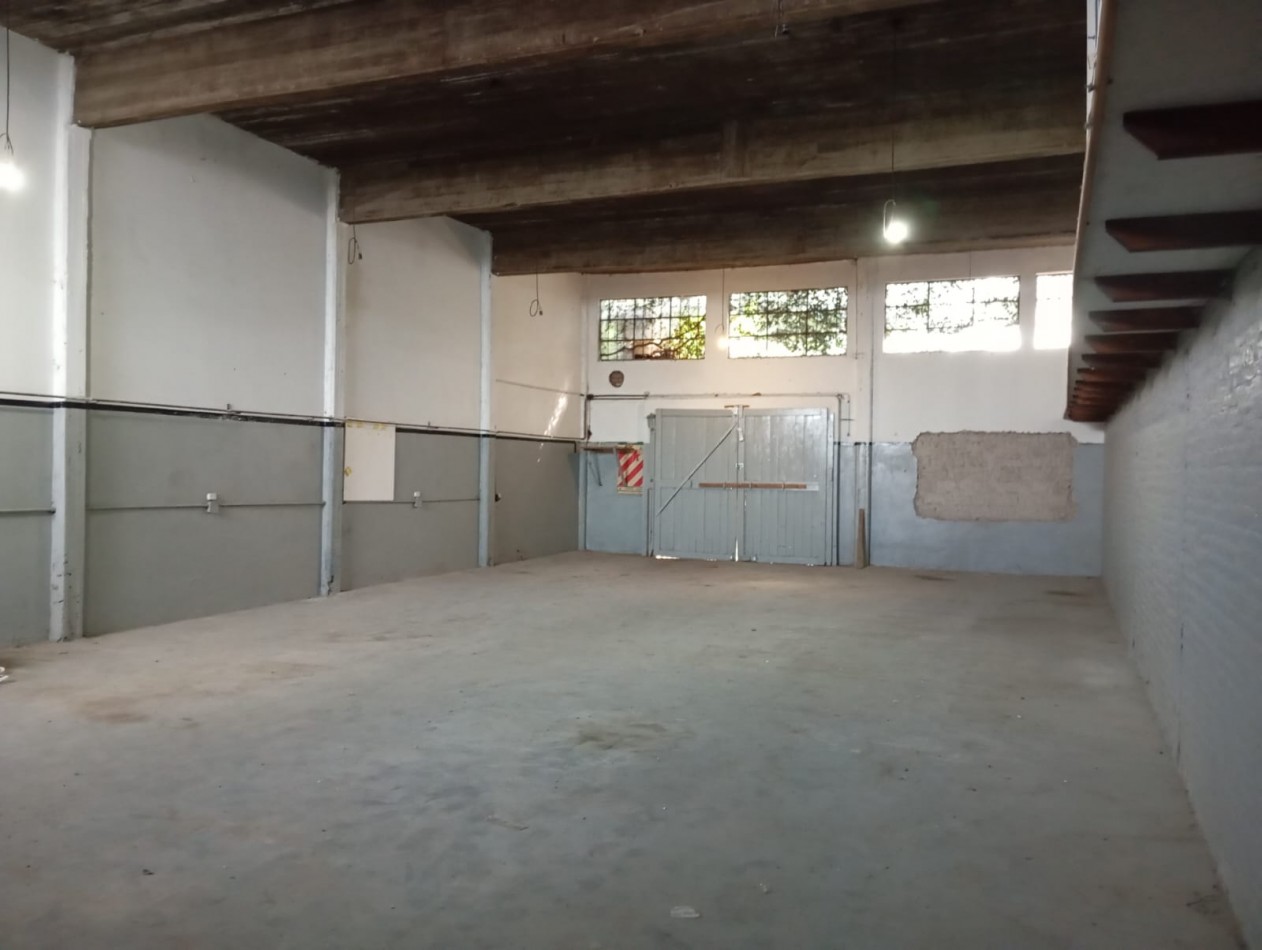 Galpon de 150 metros² con oficina ubicado a 200 metros de Aguero y Don Bosco. 