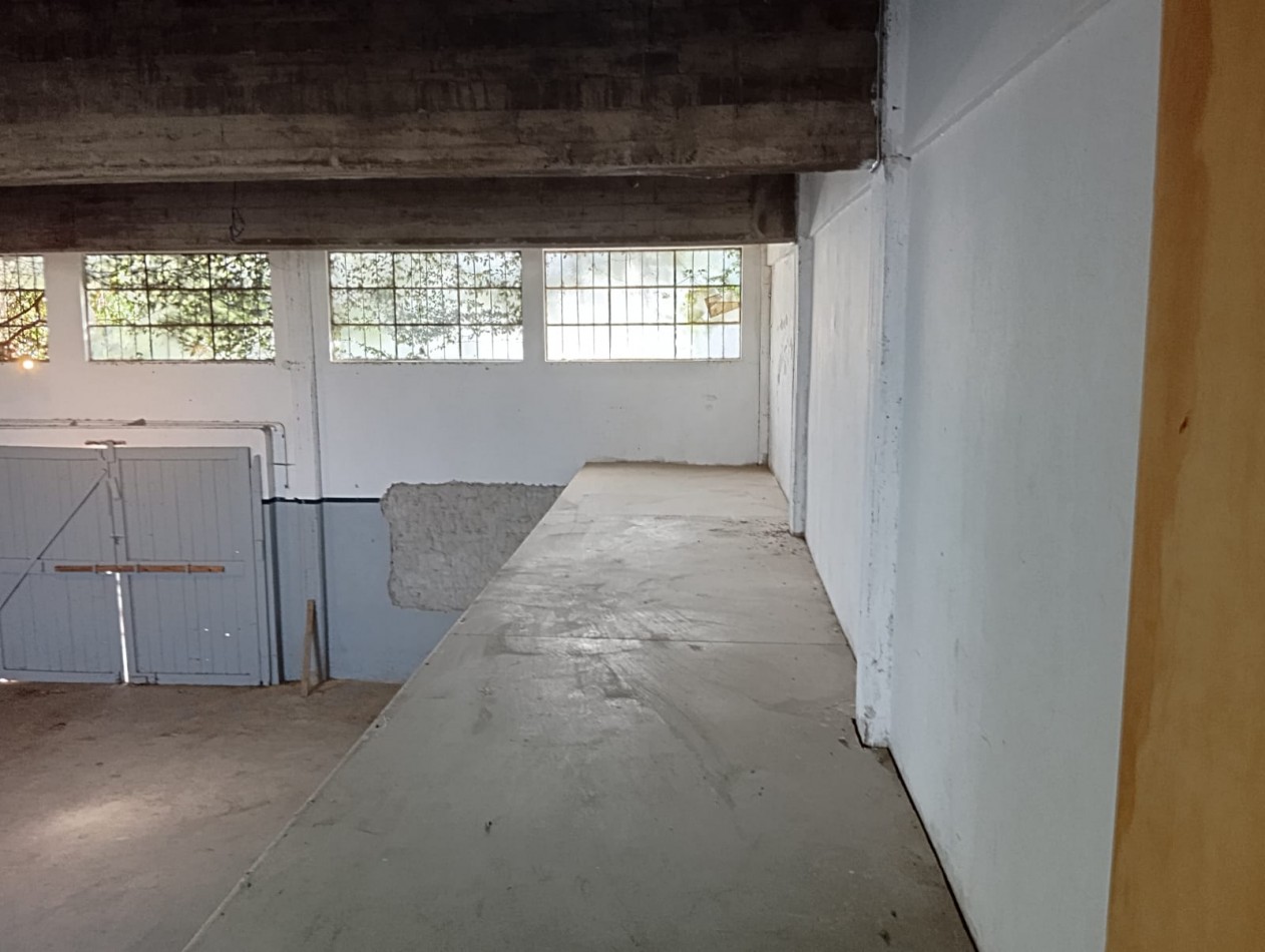 Galpon de 150 metros² con oficina ubicado a 200 metros de Aguero y Don Bosco. 