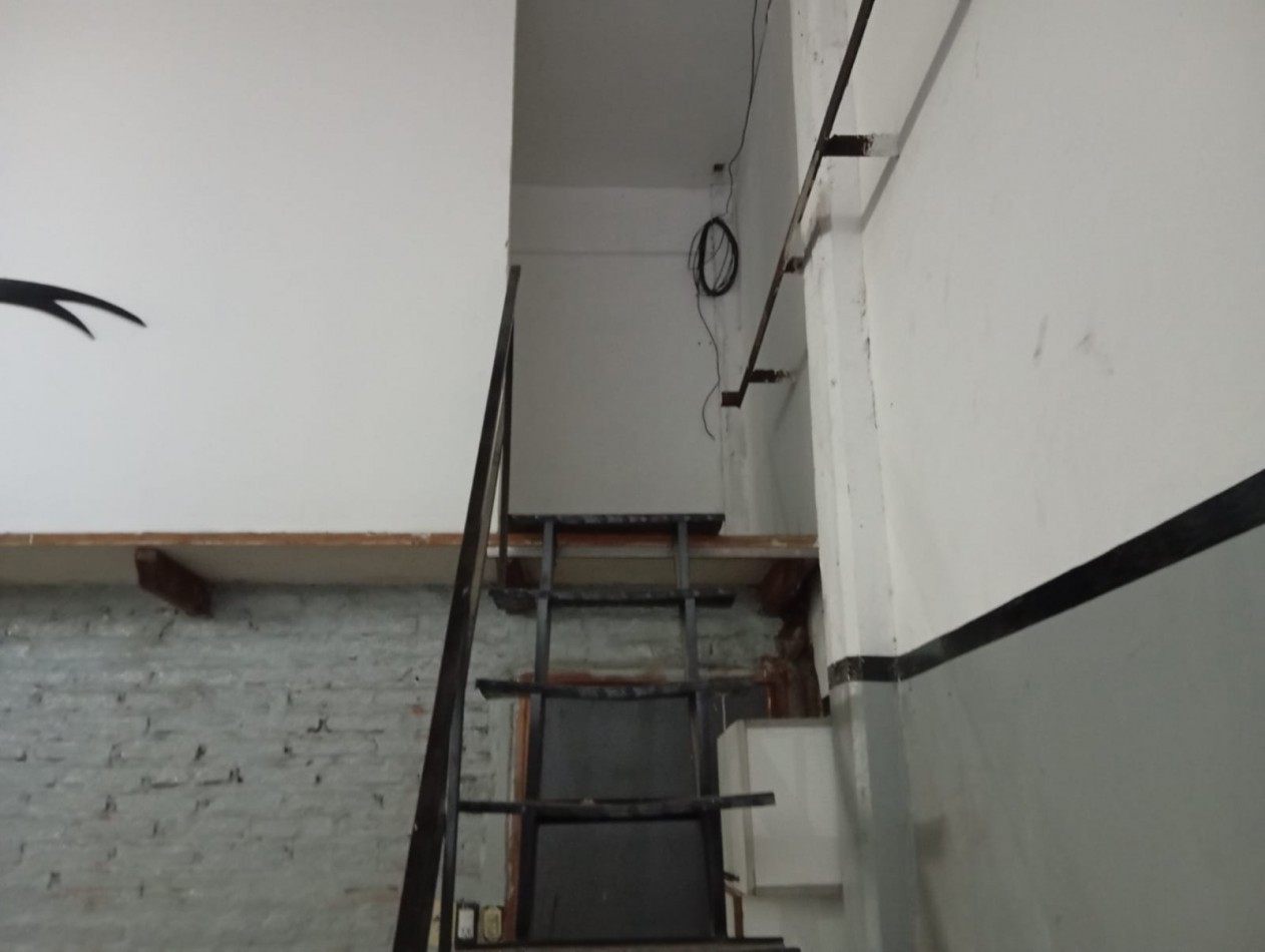 Galpon de 150 metros² con oficina ubicado a 200 metros de Aguero y Don Bosco. 