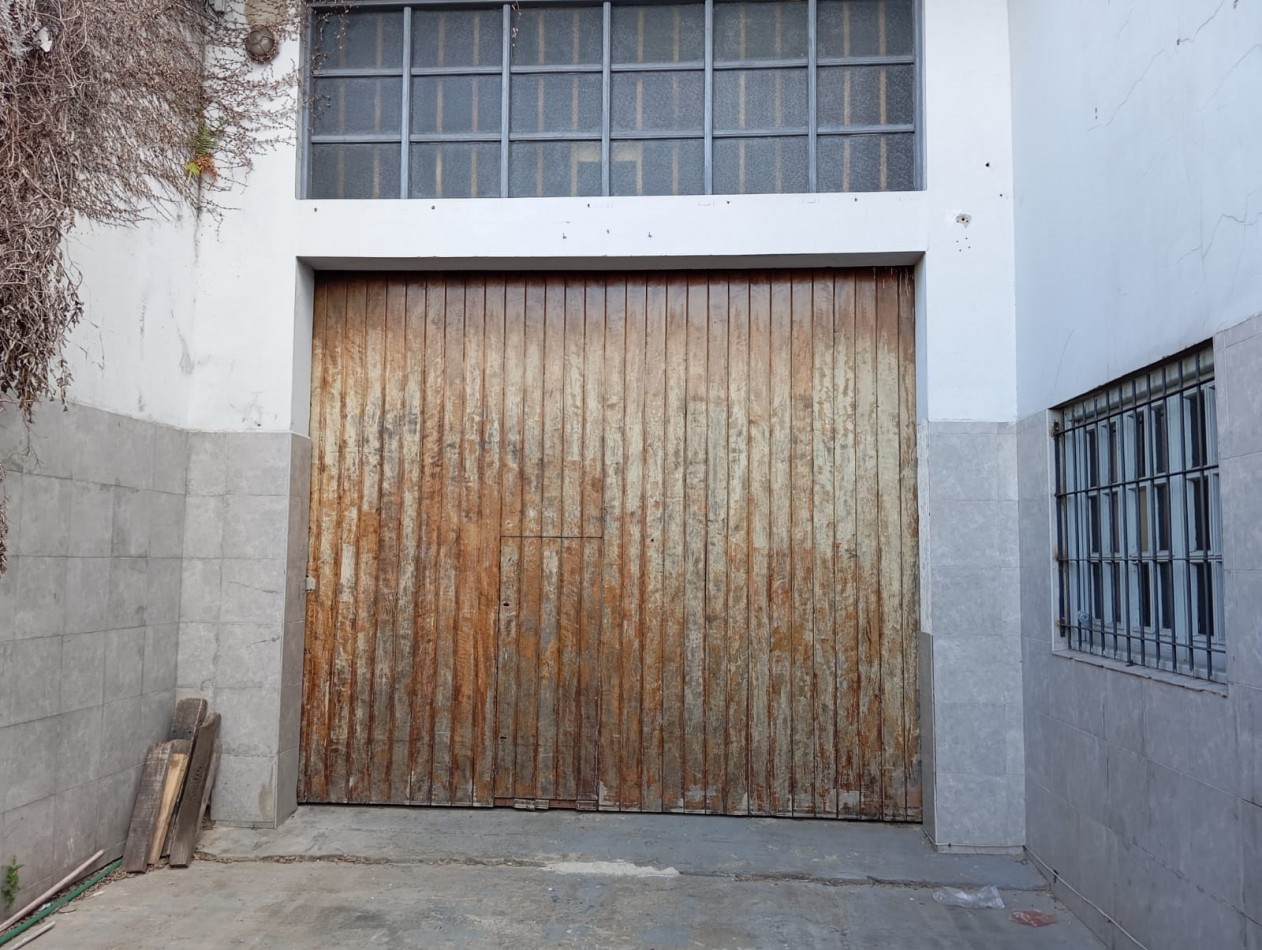 Galpon de 150 metros² con oficina ubicado a 200 metros de Aguero y Don Bosco. 