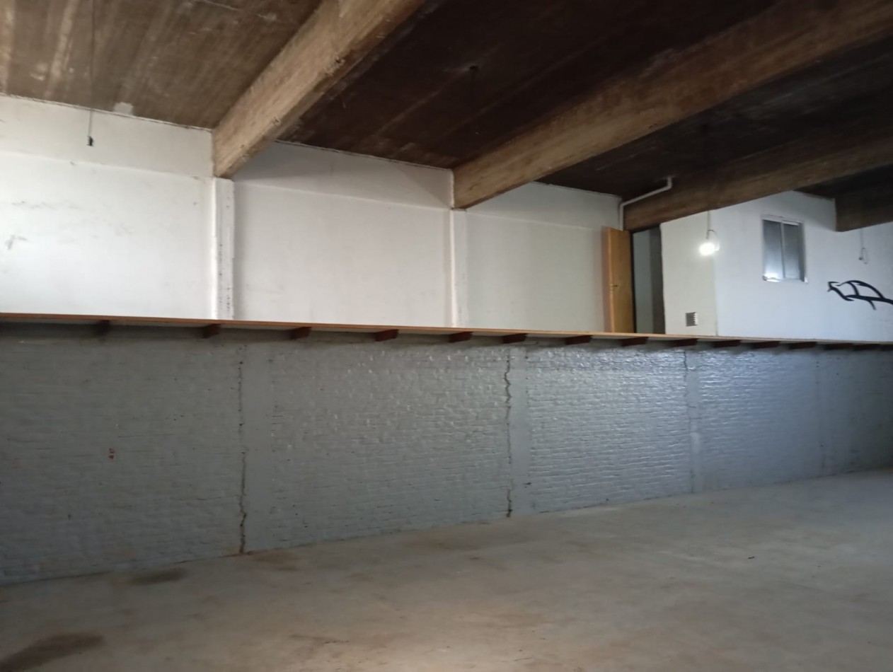 Galpon de 150 metros² con oficina ubicado a 200 metros de Aguero y Don Bosco. 