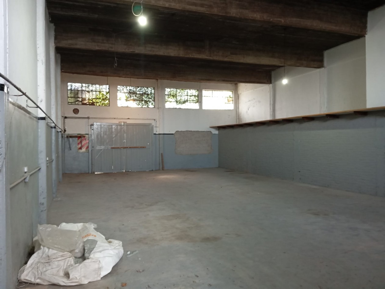 Galpon de 150 metros² con oficina ubicado a 200 metros de Aguero y Don Bosco. 