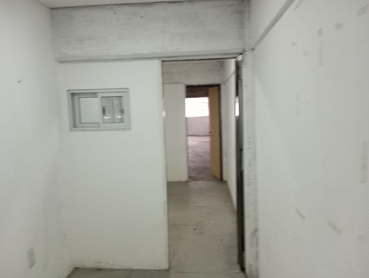 Galpon de 150 metros² con oficina ubicado a 200 metros de Aguero y Don Bosco. 