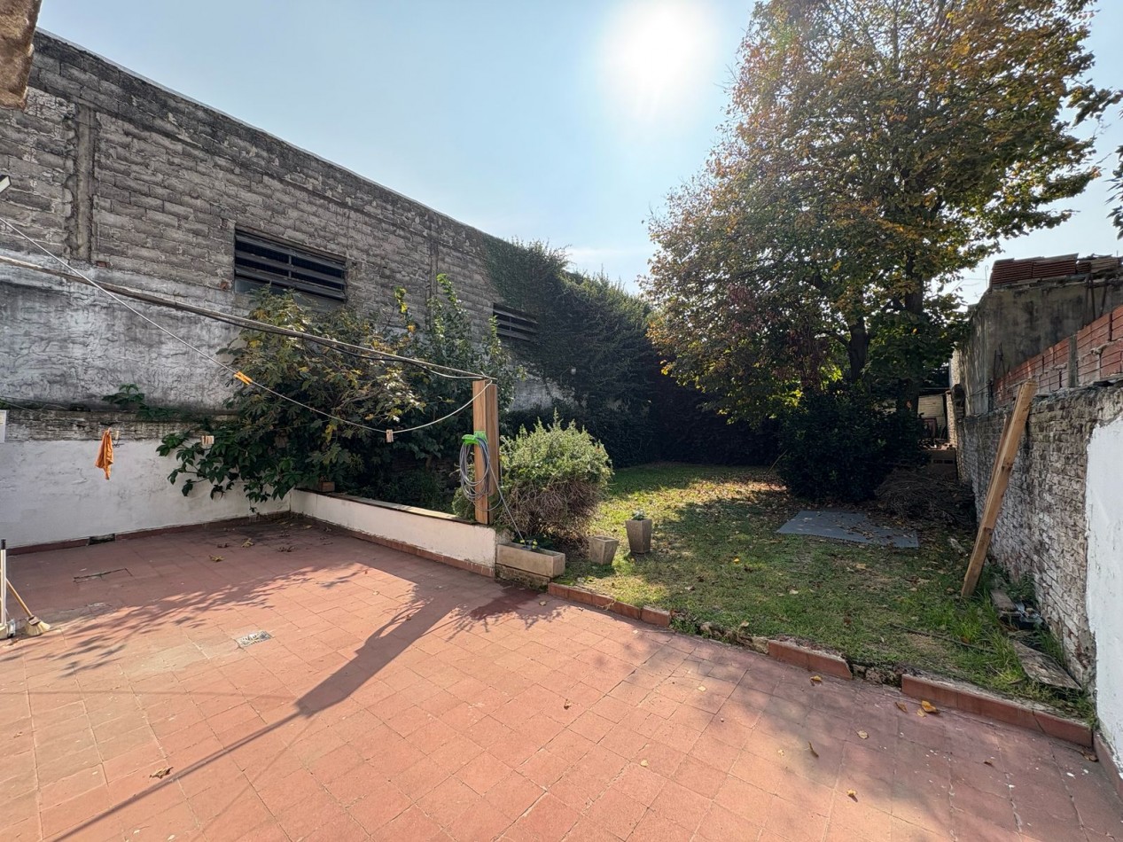 ¡Oportunidad! Casa de 3 Ambientes en Moron - En Venta - Apto Credito