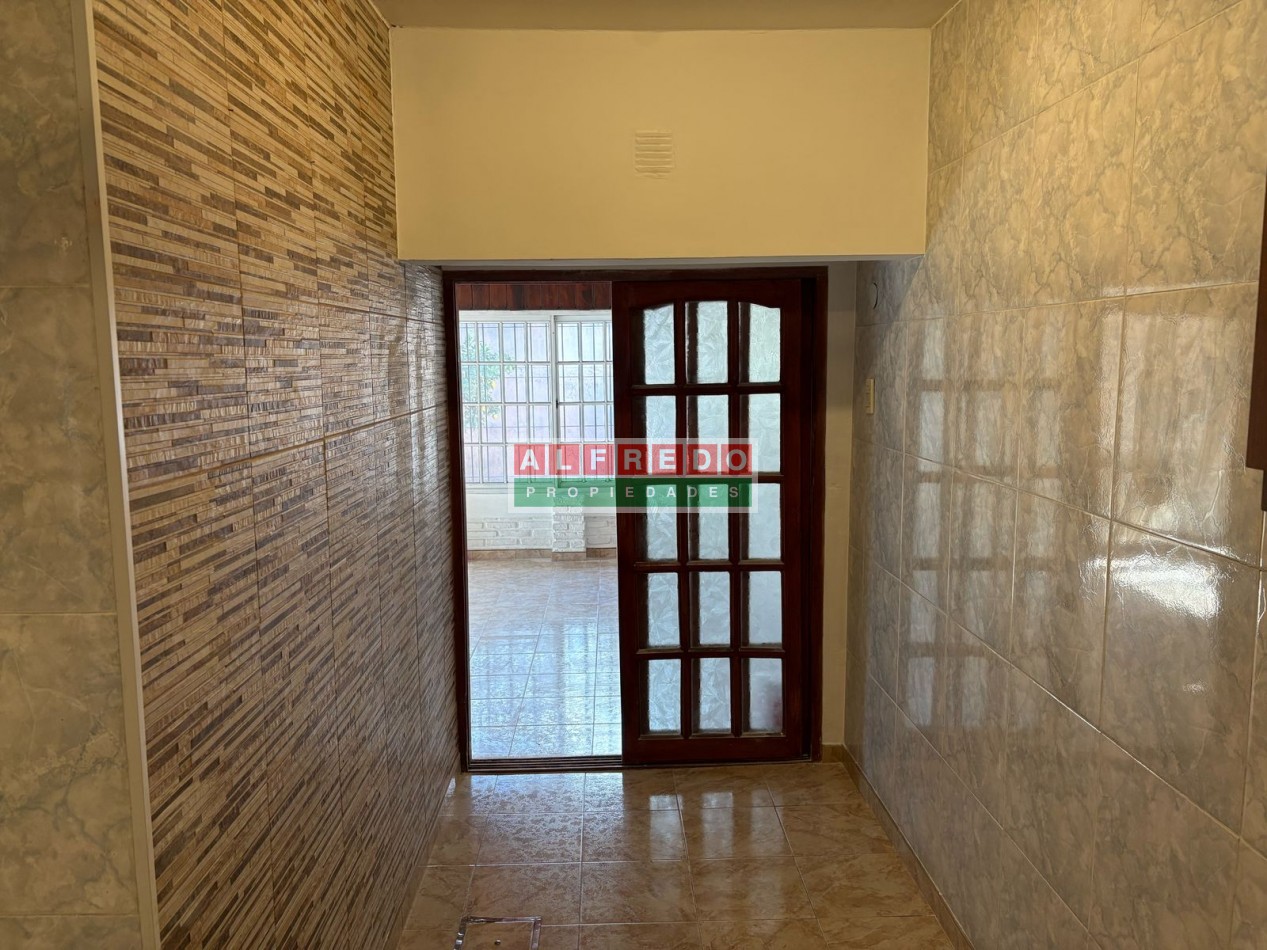 Chalet 3 Ambientes en Venta con Cochera y Jardin en Moron Sur - ¡Excelente Oportunidad!