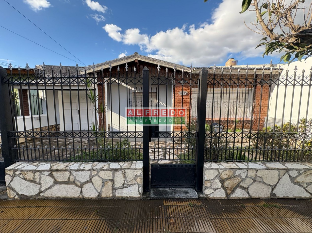 Chalet 3 Ambientes en Venta con Cochera y Jardin en Moron Sur - ¡Excelente Oportunidad!
