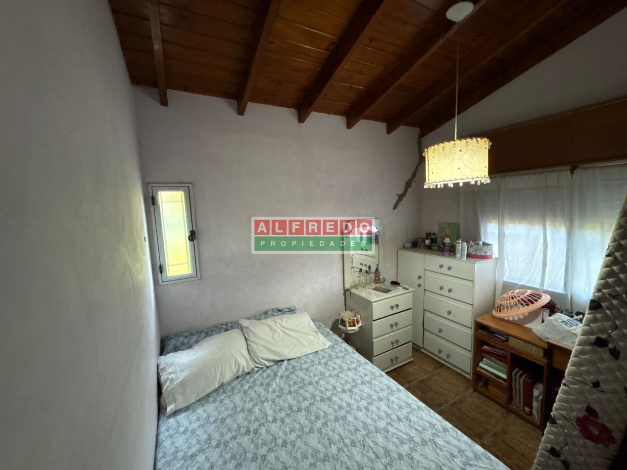 Casa en venta de 4 ambientes sobre importante terreno - Rafael Castillo