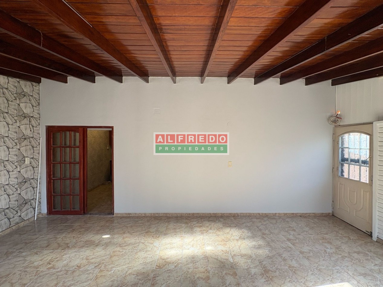 Chalet 3 Ambientes en Venta con Cochera y Jardin en Moron Sur - ¡Excelente Oportunidad!