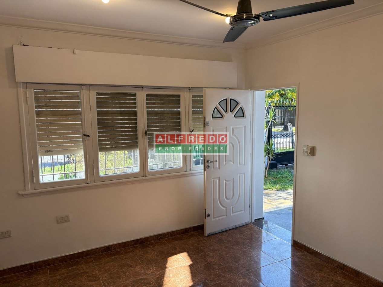 Chalet 3 Ambientes en Venta con Cochera y Jardin en Moron Sur - ¡Excelente Oportunidad!