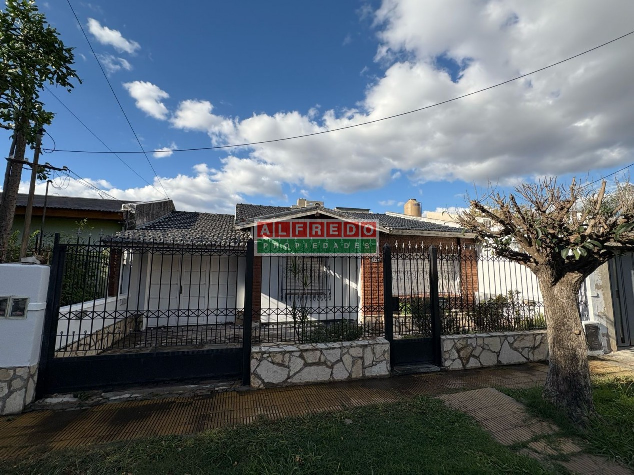 Chalet 3 Ambientes en Venta con Cochera y Jardin en Moron Sur - ¡Excelente Oportunidad!