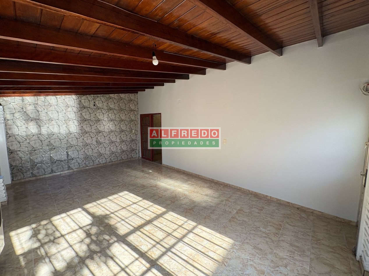 Chalet 3 Ambientes en Venta con Cochera y Jardin en Moron Sur - ¡Excelente Oportunidad!