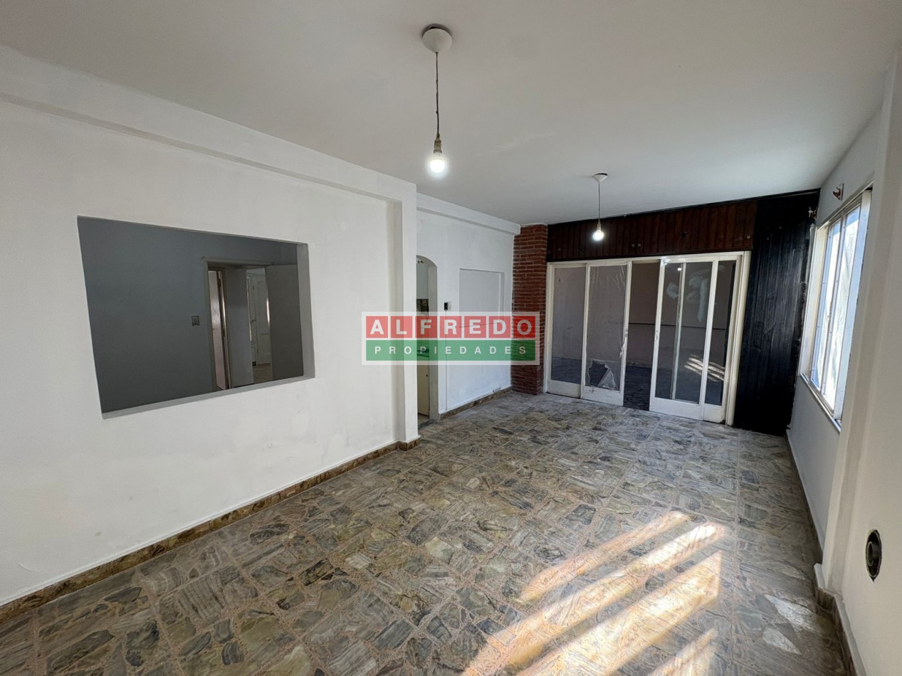 Casa Americana de 3 Ambientes con Cochera en Venta - A Metros de Av. Eva Peron, Moron Sur