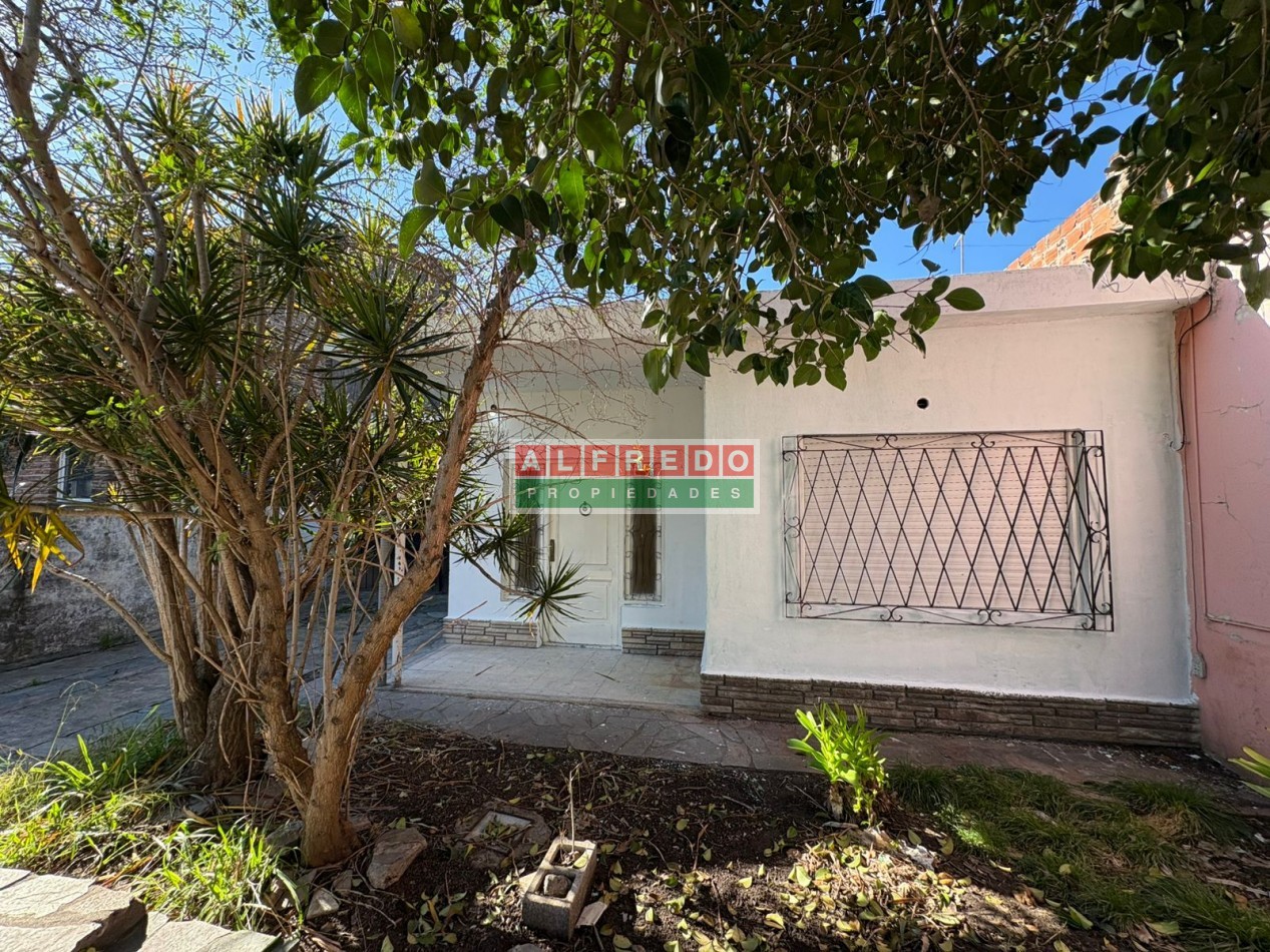 Casa Americana de 3 Ambientes con Cochera en Venta - A Metros de Av. Eva Peron, Moron Sur