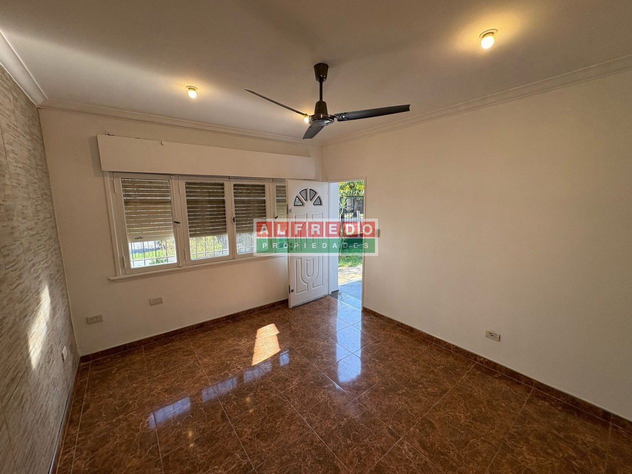 Chalet 3 Ambientes en Venta con Cochera y Jardin en Moron Sur - ¡Excelente Oportunidad!