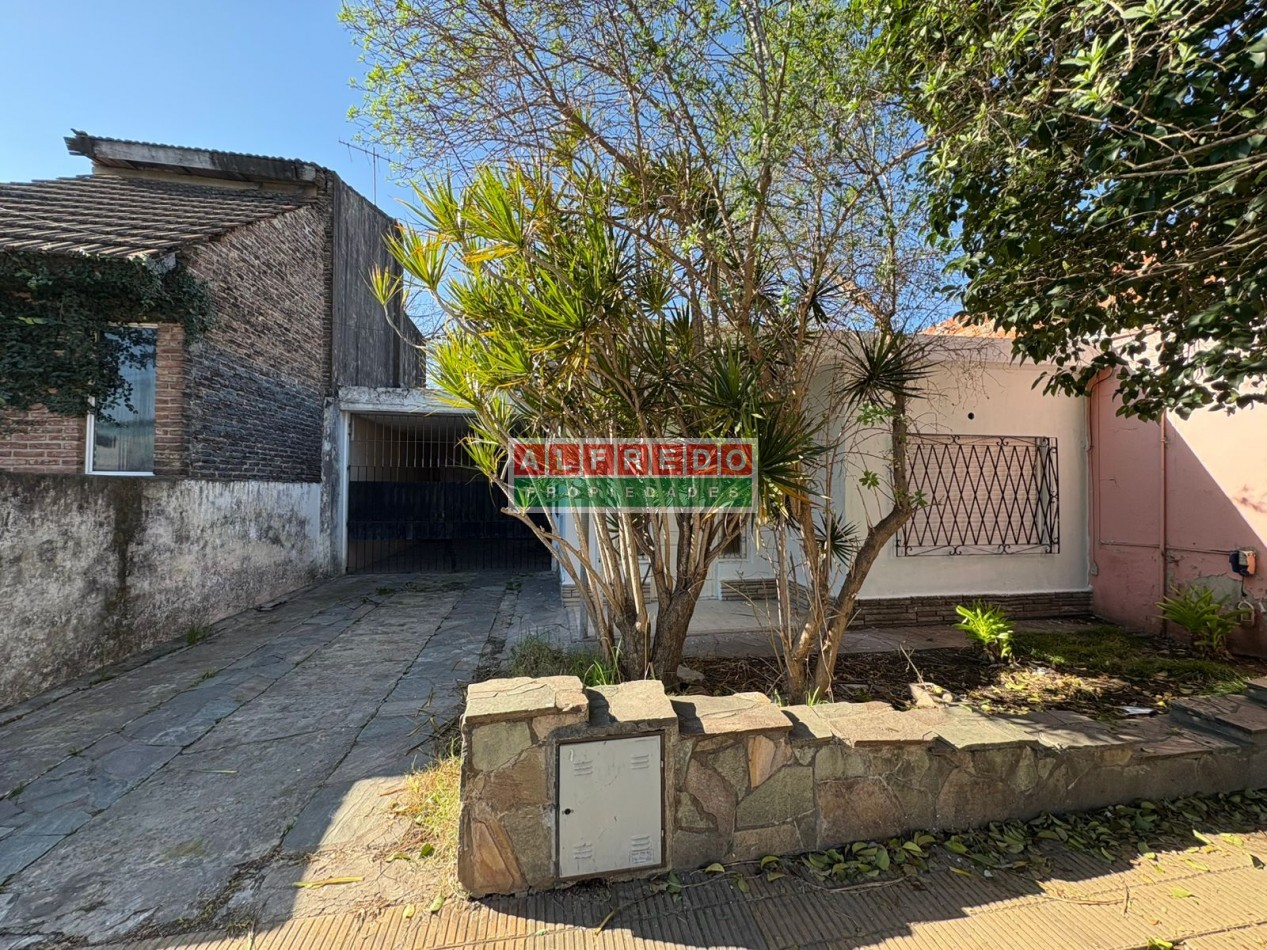 Casa Americana de 3 Ambientes con Cochera en Venta - A Metros de Av. Eva Peron, Moron Sur