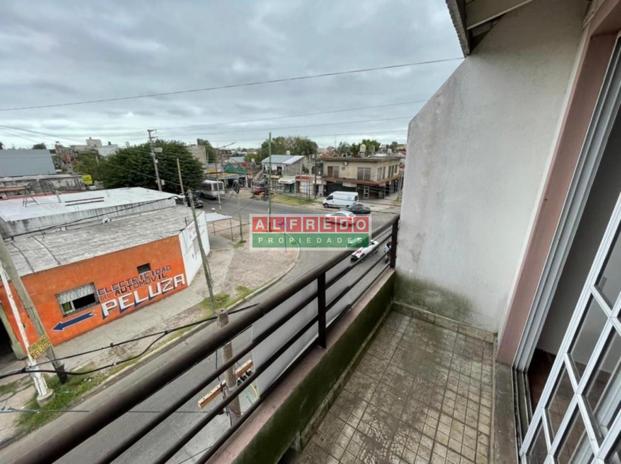 Departamento 2do piso en importante zona comercial - Isidro Casanova