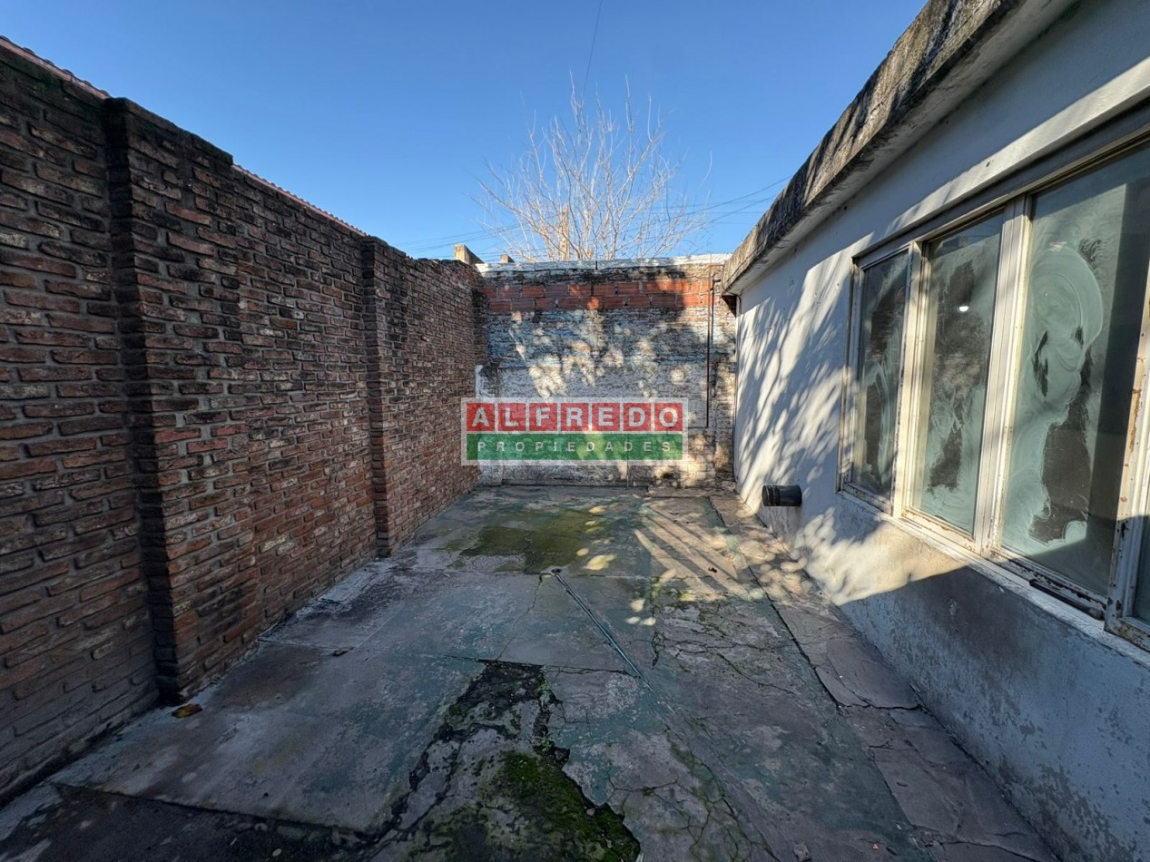 Casa Americana de 3 Ambientes con Cochera en Venta - A Metros de Av. Eva Peron, Moron Sur