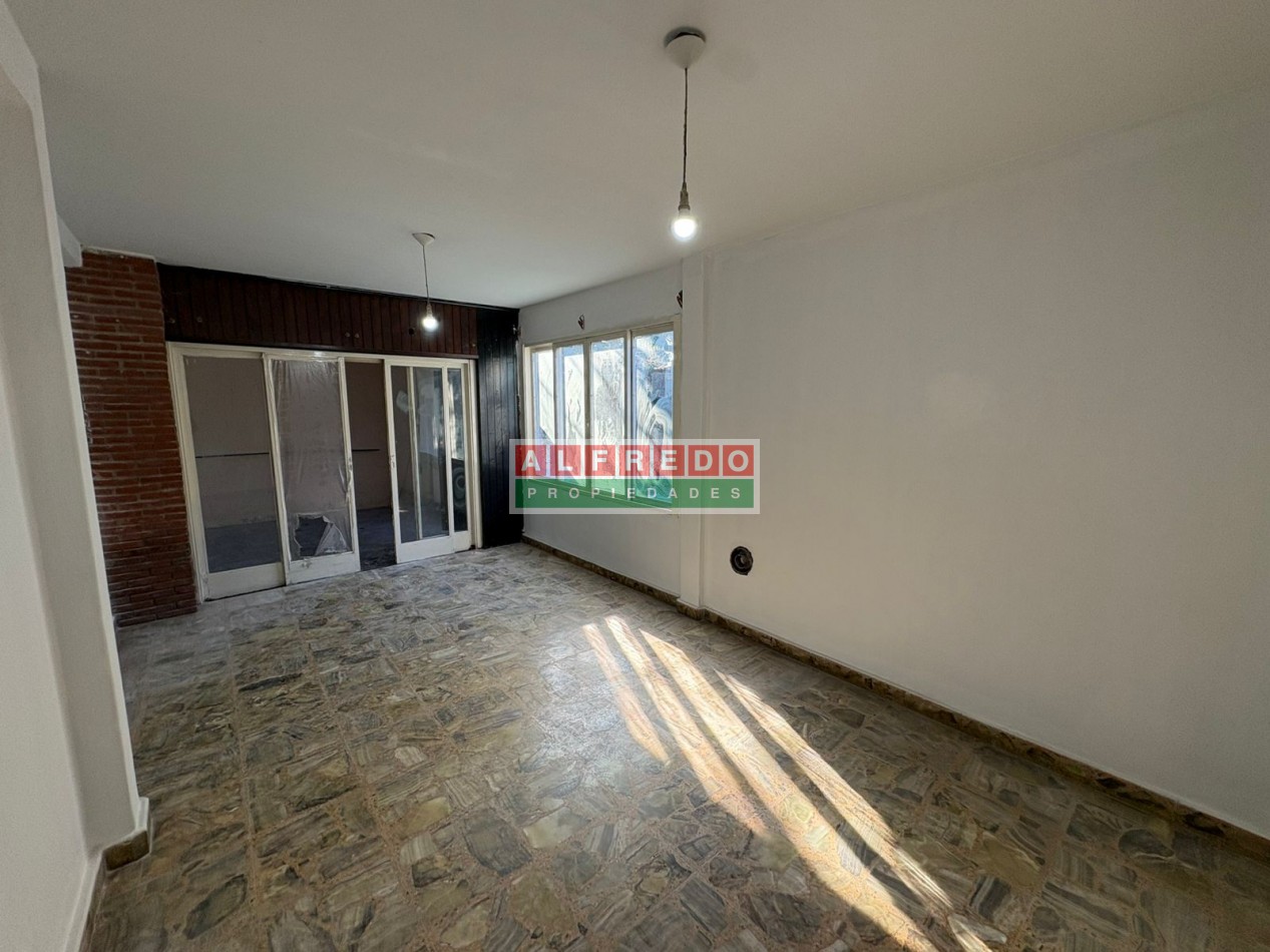 Casa Americana de 3 Ambientes con Cochera en Venta - A Metros de Av. Eva Peron, Moron Sur