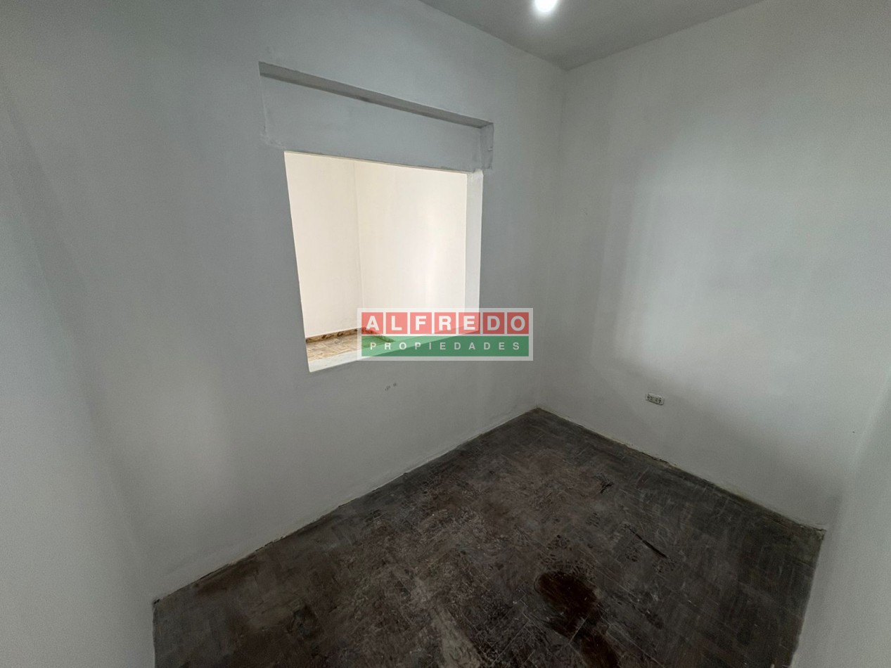 Casa Americana de 3 Ambientes con Cochera en Venta - A Metros de Av. Eva Peron, Moron Sur