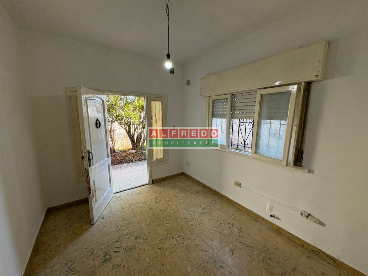Casa Americana de 3 Ambientes con Cochera en Venta - A Metros de Av. Eva Peron, Moron Sur
