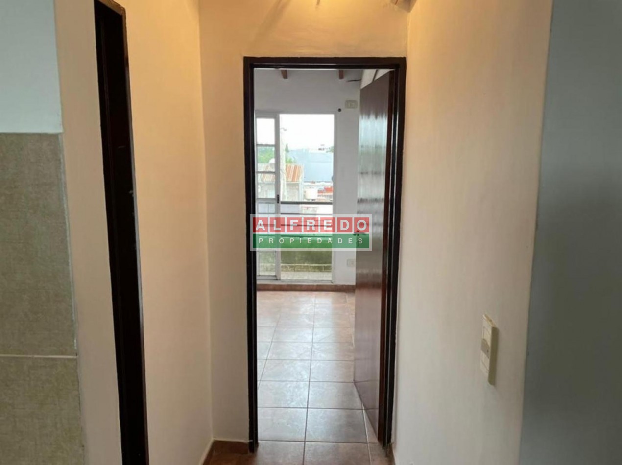 Departamento 2do piso en importante zona comercial - Isidro Casanova