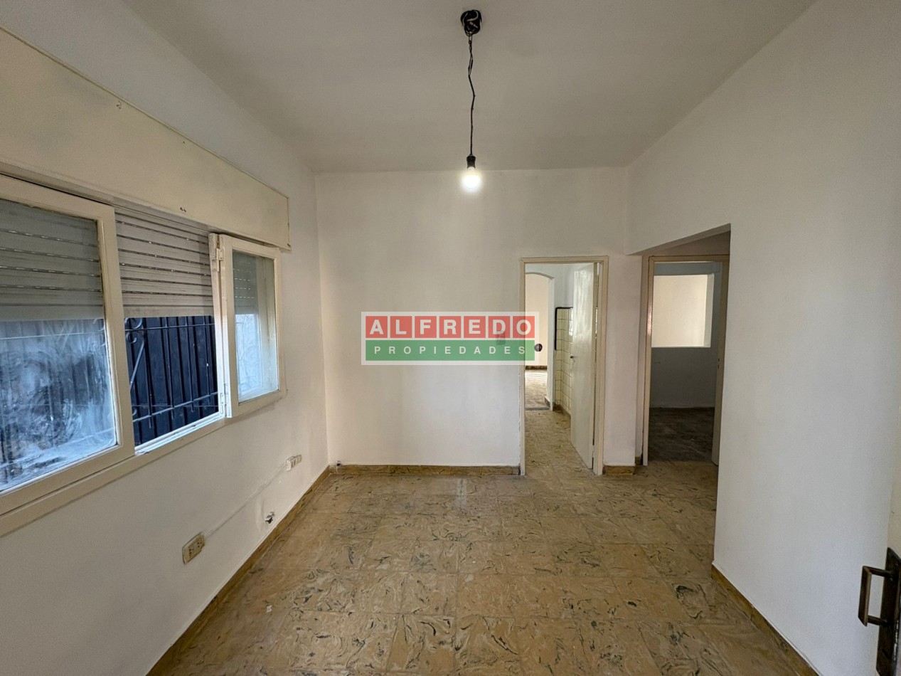 Casa Americana de 3 Ambientes con Cochera en Venta - A Metros de Av. Eva Peron, Moron Sur