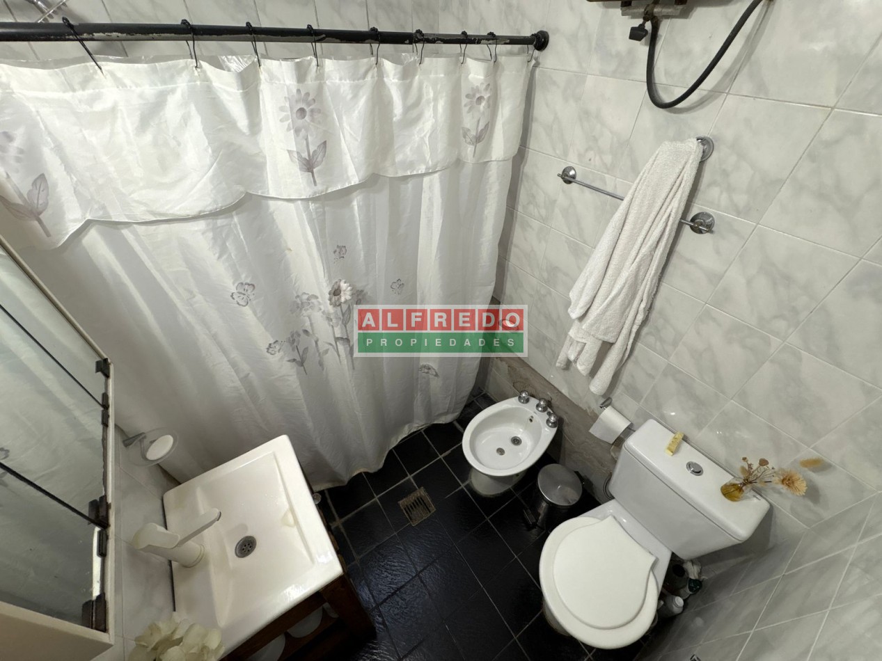 Casa en venta de 4 ambientes sobre importante terreno - Rafael Castillo