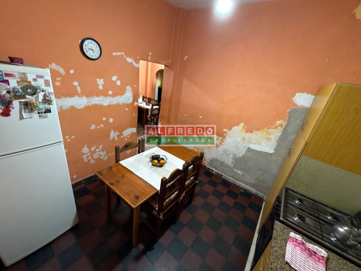 Casa en venta de 4 ambientes sobre importante terreno - Rafael Castillo