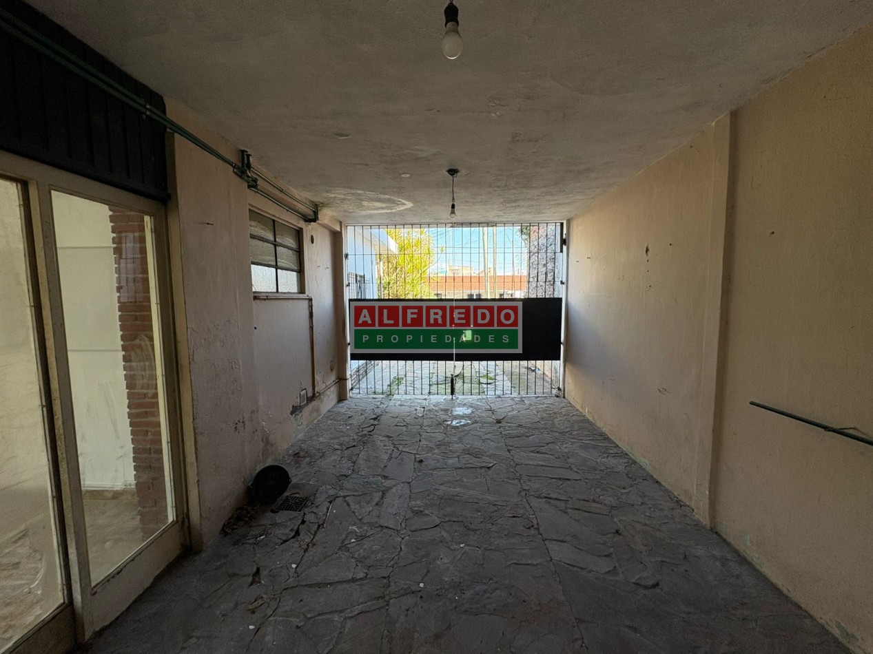 Casa Americana de 3 Ambientes con Cochera en Venta - A Metros de Av. Eva Peron, Moron Sur