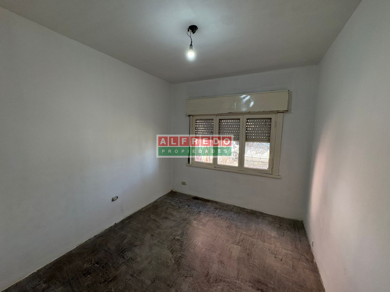 Casa Americana de 3 Ambientes con Cochera en Venta - A Metros de Av. Eva Peron, Moron Sur