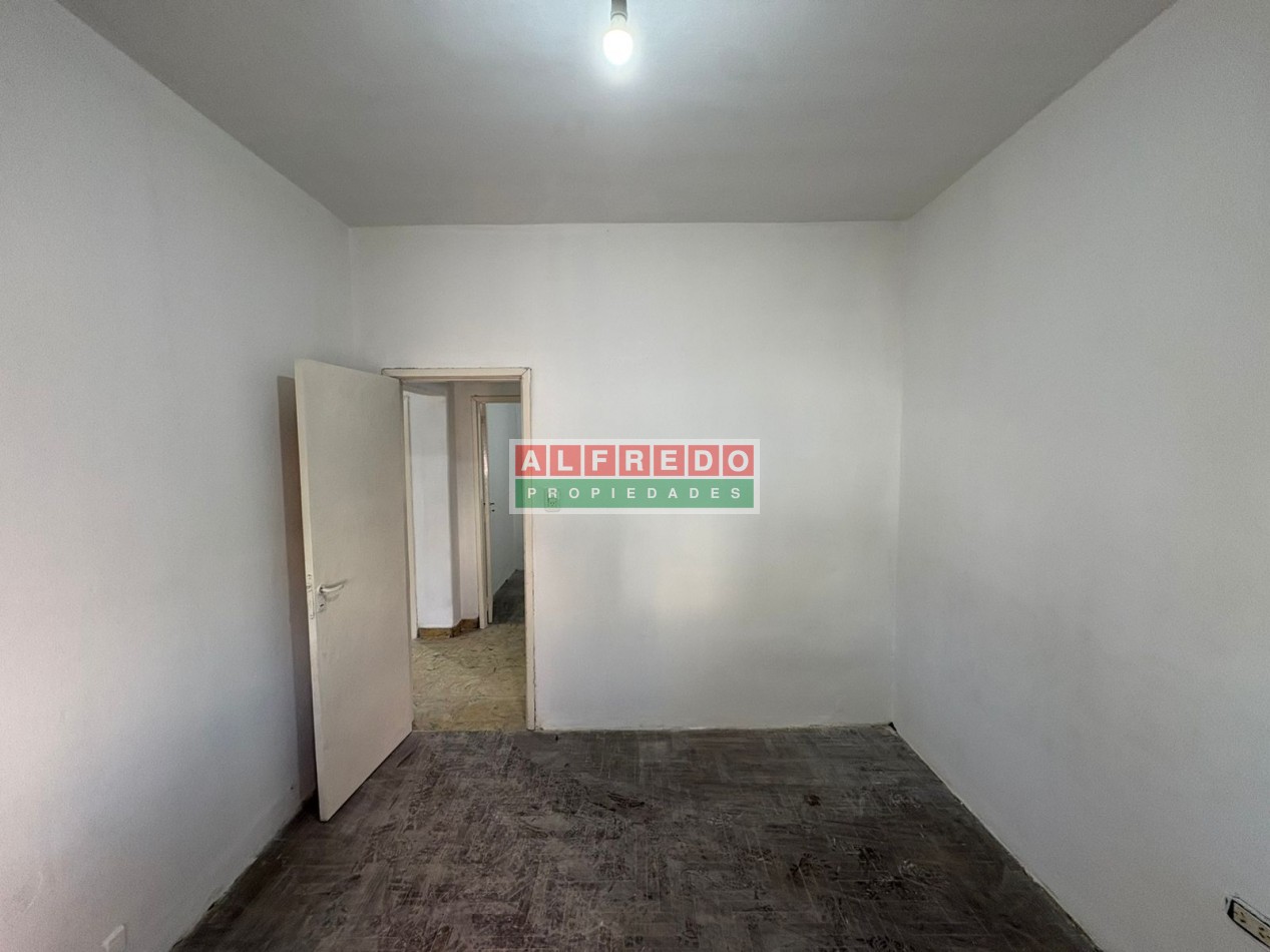 Casa Americana de 3 Ambientes con Cochera en Venta - A Metros de Av. Eva Peron, Moron Sur