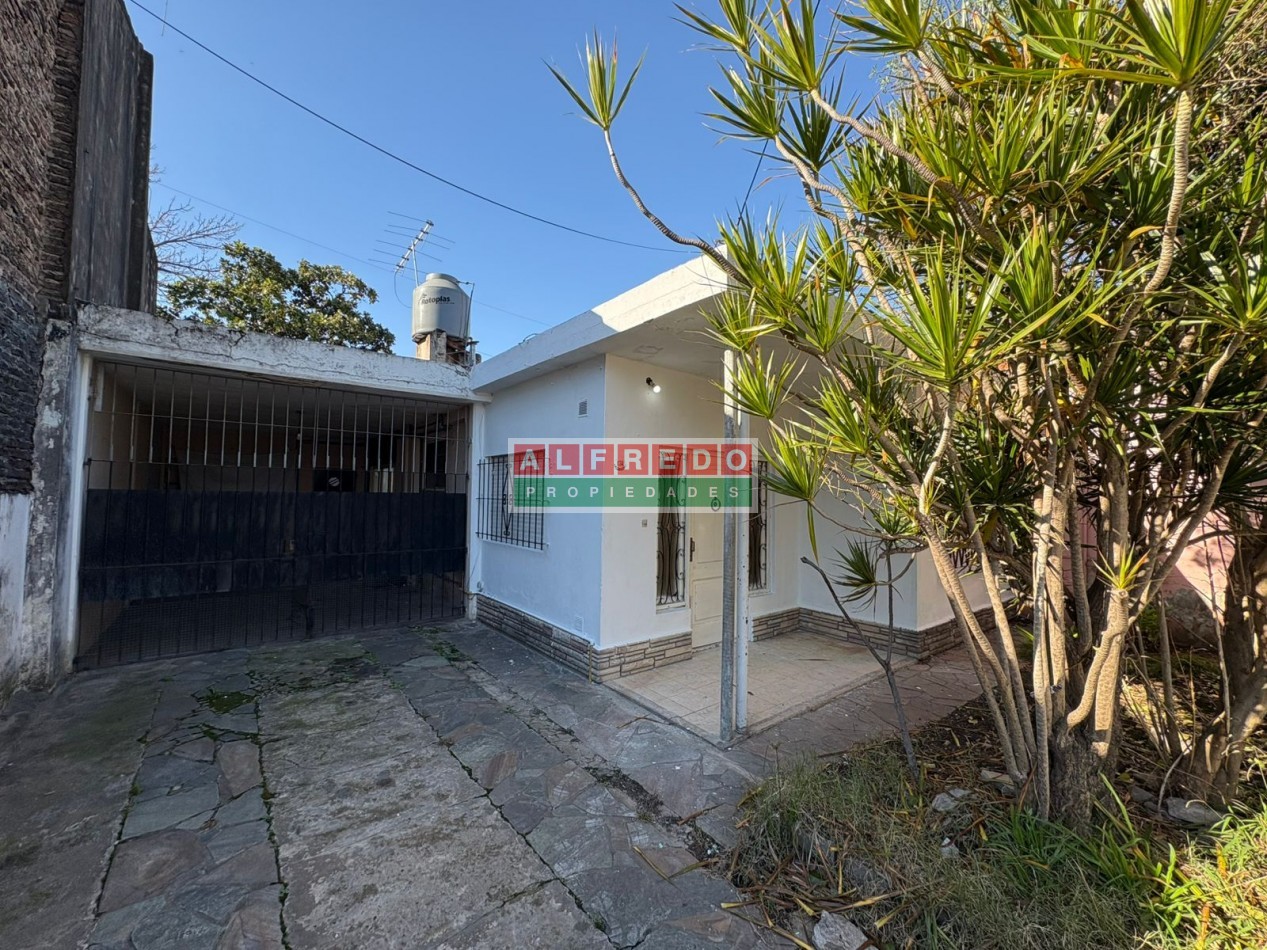 Casa Americana de 3 Ambientes con Cochera en Venta - A Metros de Av. Eva Peron, Moron Sur