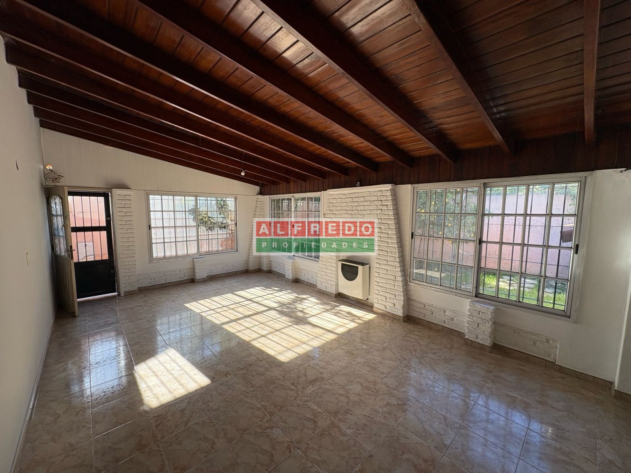 Chalet 3 Ambientes en Venta con Cochera y Jardin en Moron Sur - ¡Excelente Oportunidad!