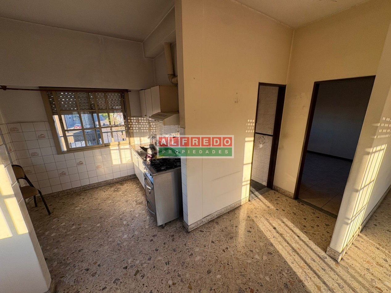 Amplio departamento de 2 ambientes en alquiler sobre avenida - Muy buena ubicacion