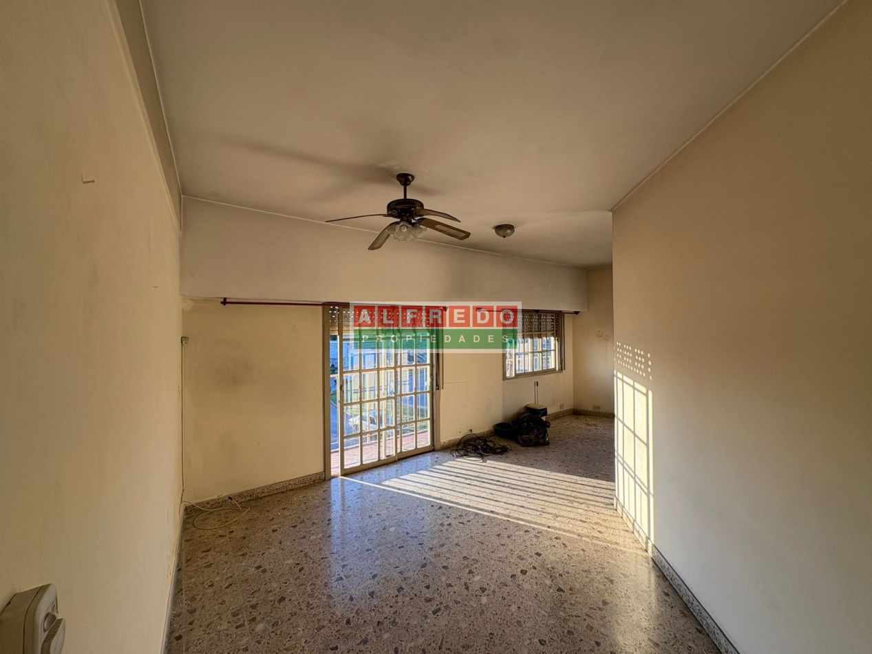 Amplio departamento de 2 ambientes en alquiler sobre avenida - Muy buena ubicacion