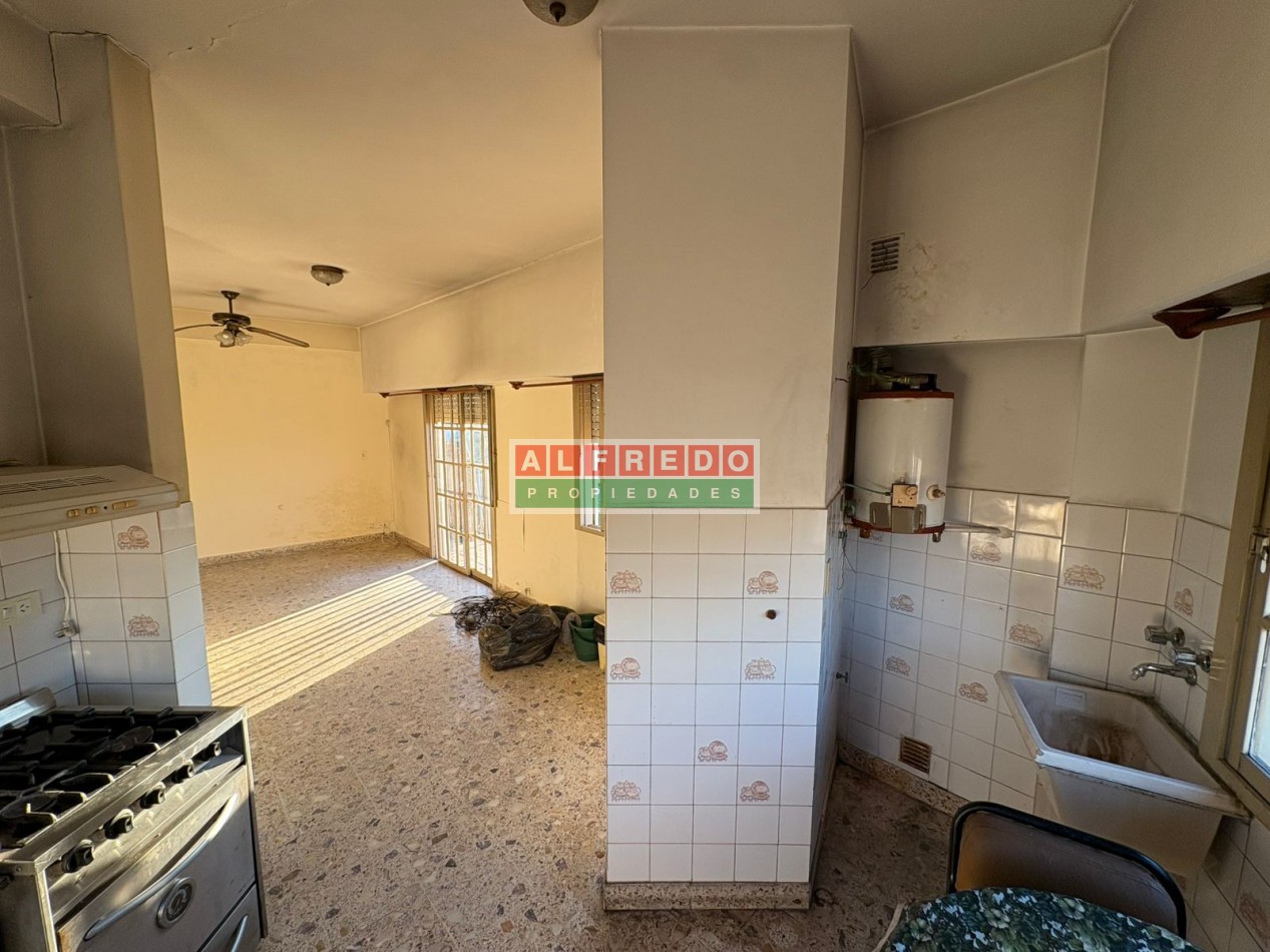 Amplio departamento de 2 ambientes en alquiler sobre avenida - Muy buena ubicacion