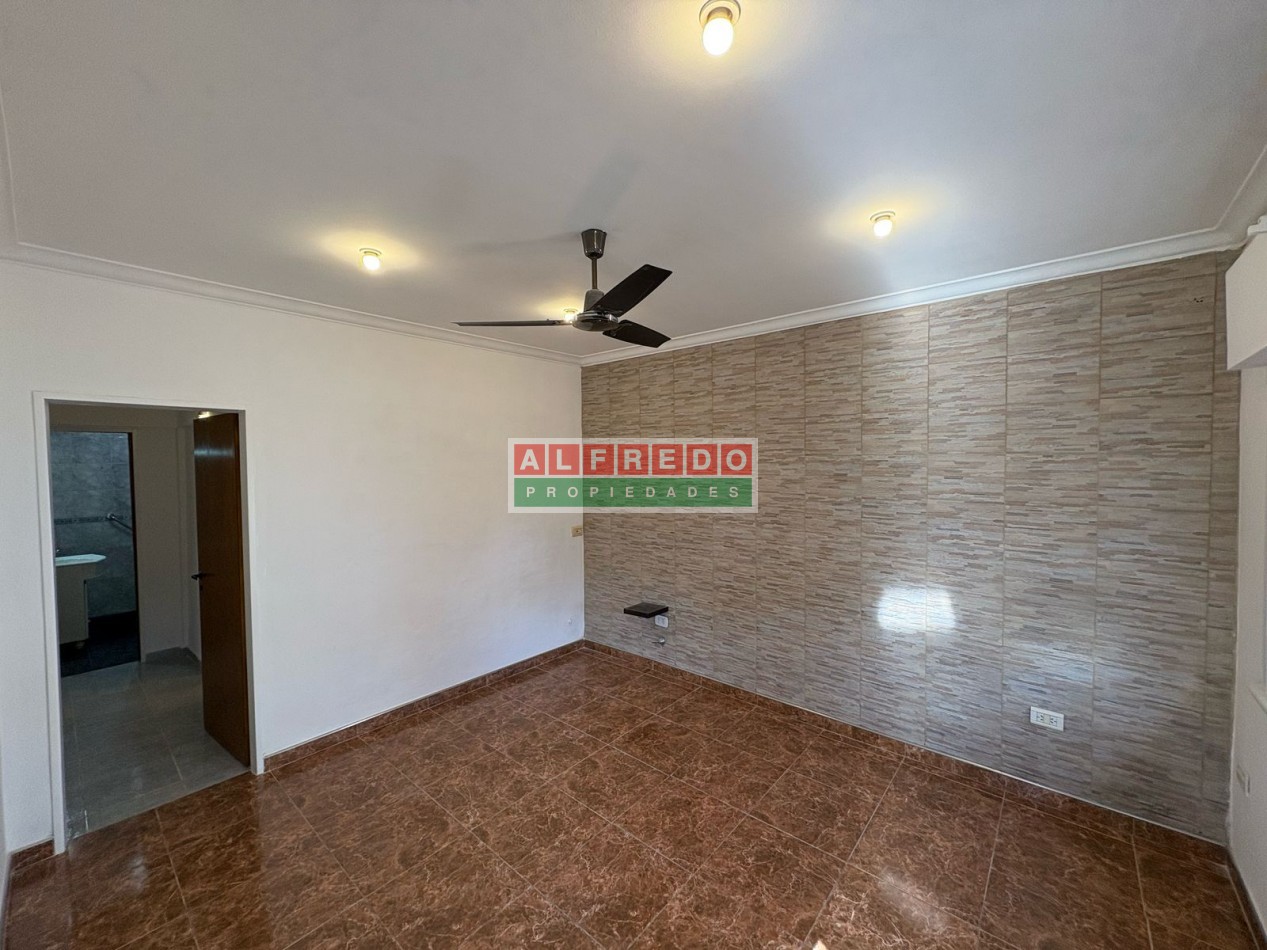 Chalet 3 Ambientes en Venta con Cochera y Jardin en Moron Sur - ¡Excelente Oportunidad!