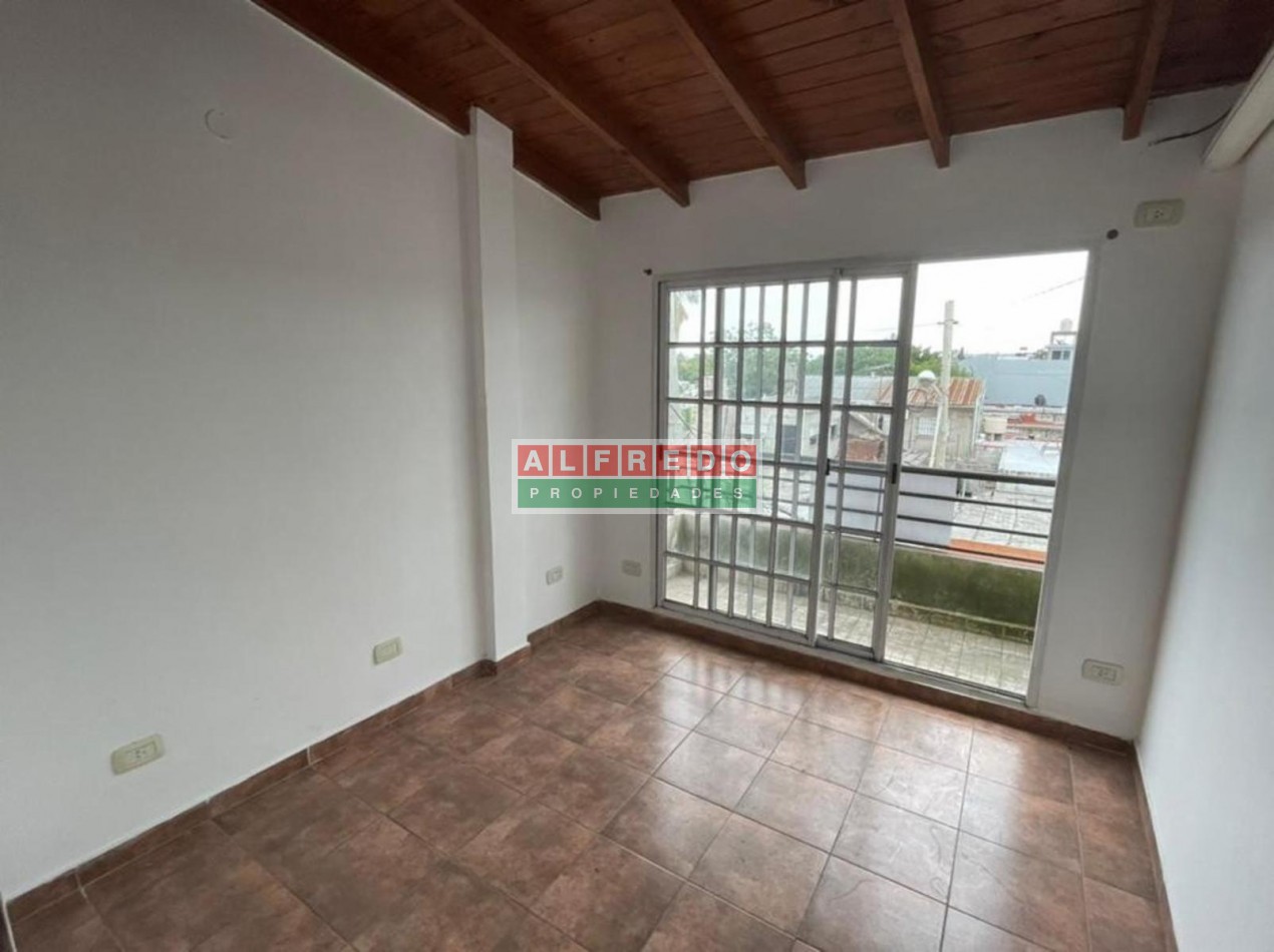Departamento 2do piso en importante zona comercial - Isidro Casanova