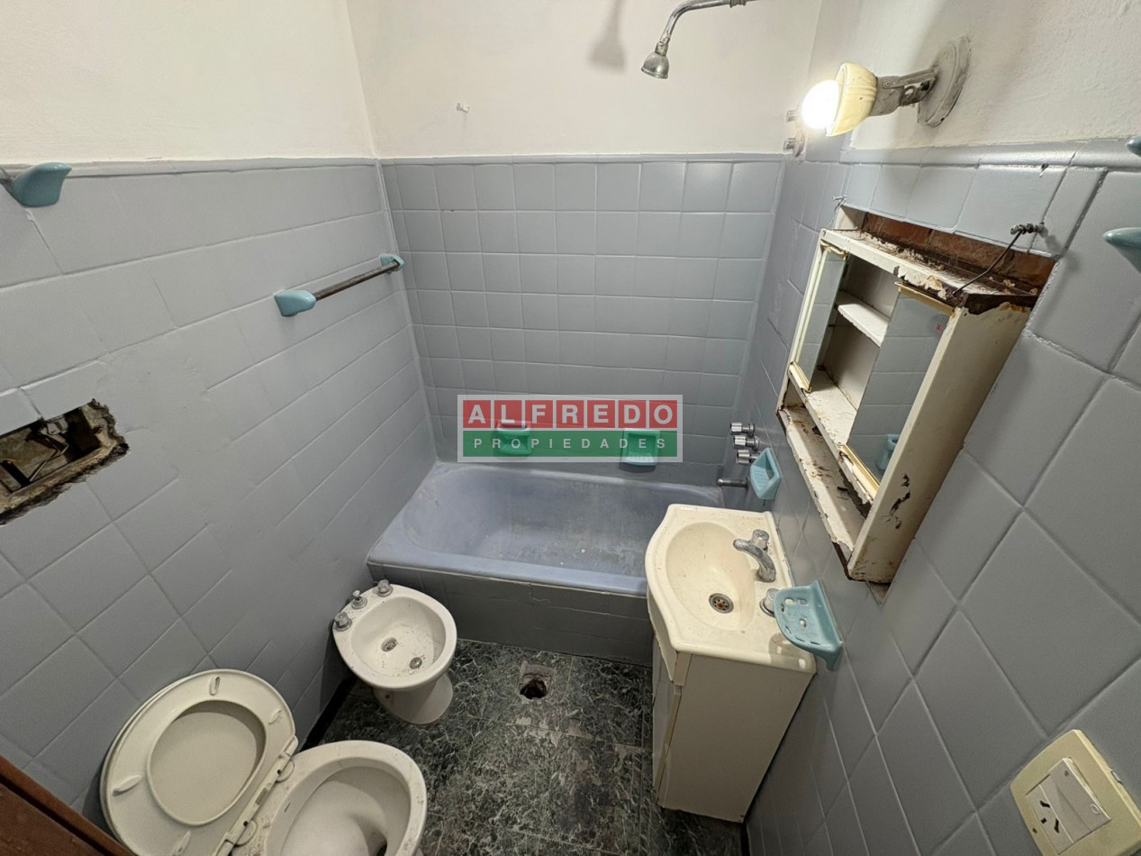 Casa Americana de 3 Ambientes con Cochera en Venta - A Metros de Av. Eva Peron, Moron Sur