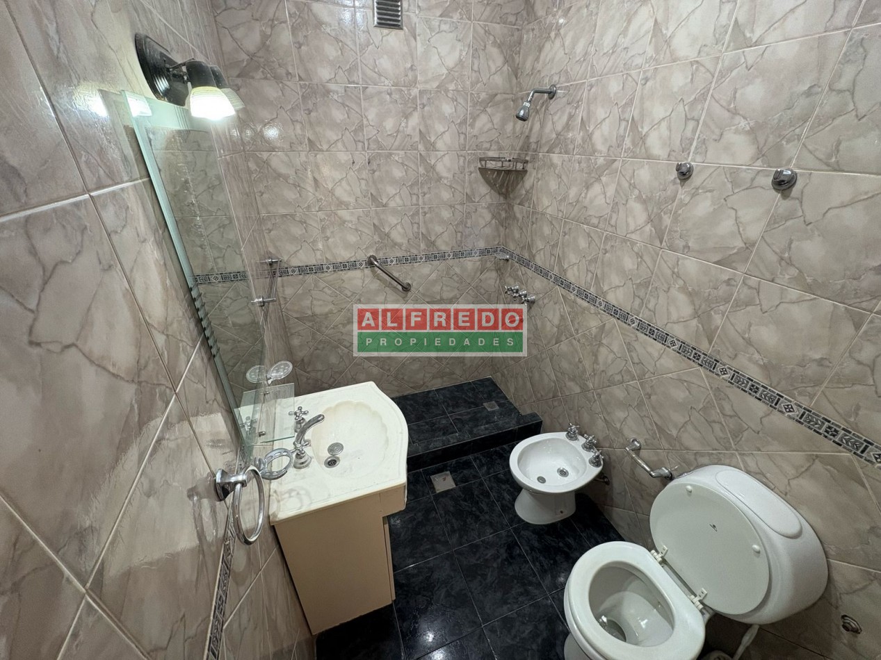 Chalet 3 Ambientes en Venta con Cochera y Jardin en Moron Sur - ¡Excelente Oportunidad!