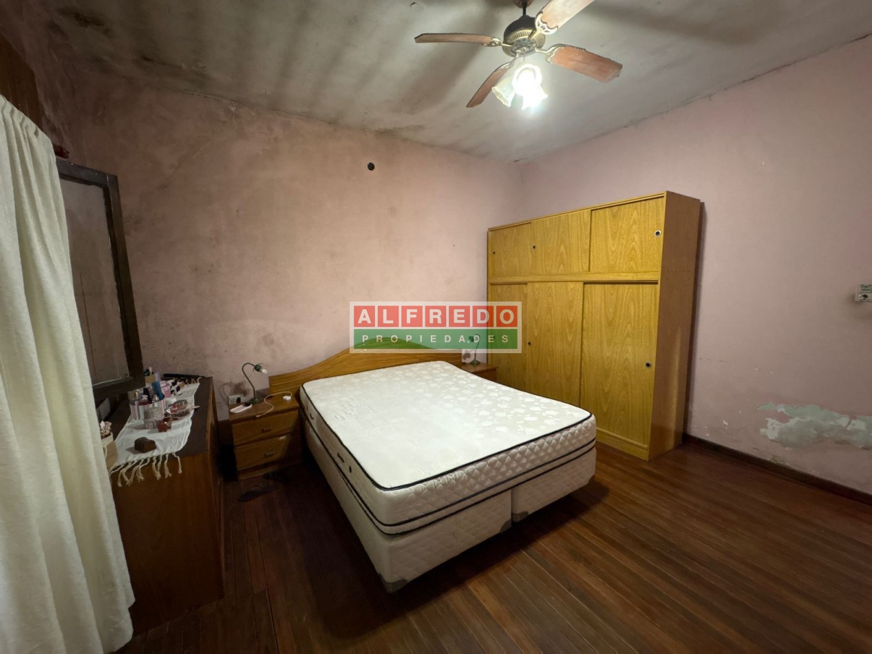 Casa en venta de 4 ambientes sobre importante terreno - Rafael Castillo