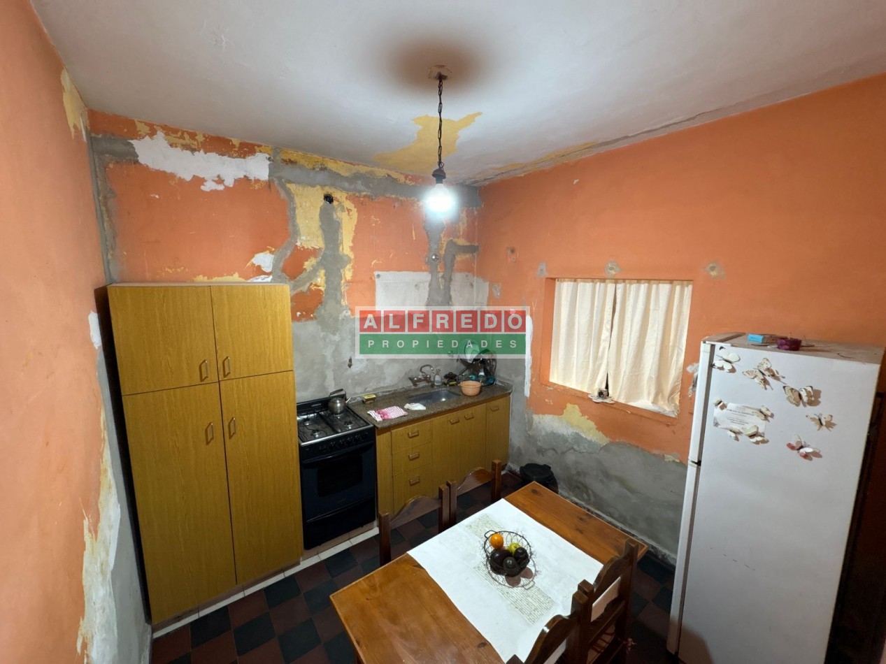 Casa en venta de 4 ambientes sobre importante terreno - Rafael Castillo