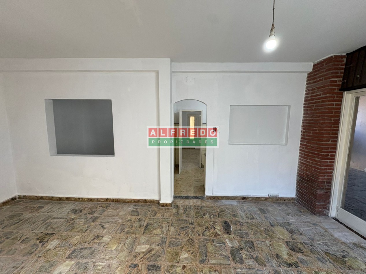 Casa Americana de 3 Ambientes con Cochera en Venta - A Metros de Av. Eva Peron, Moron Sur