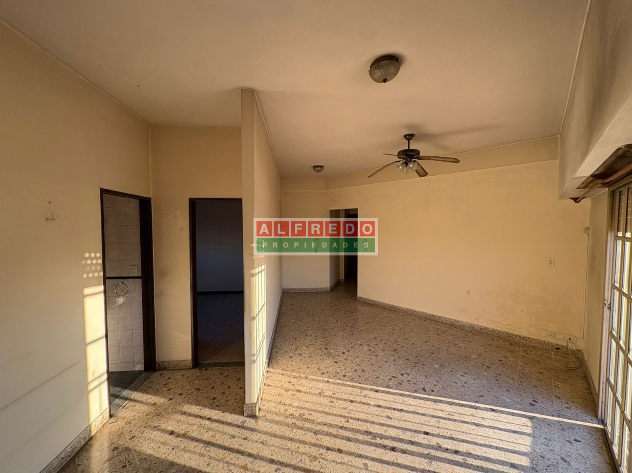 Amplio departamento de 2 ambientes en alquiler sobre avenida - Muy buena ubicacion